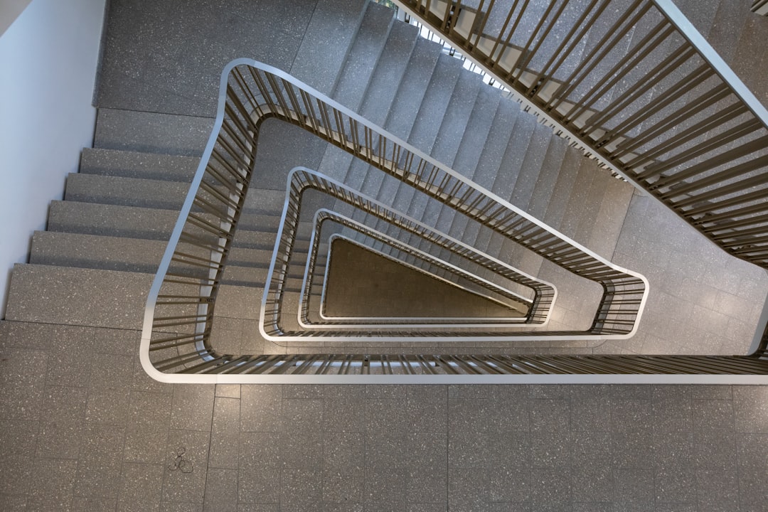 découvrez des solutions pratiques et esthétiques pour optimiser les escaliers étroits, alliant sécurité et gain d'espace.