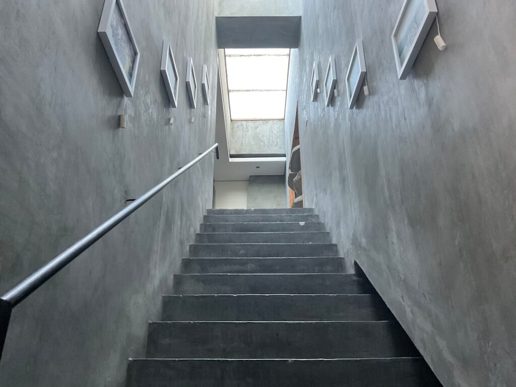 découvrez des solutions ingénieuses pour optimiser l'espace avec des escaliers étroits, alliant sécurité et design adapté à tous les intérieurs.